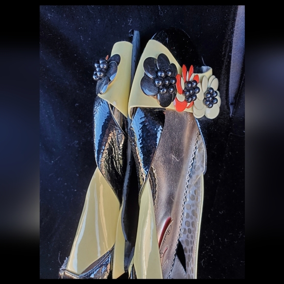 Poetic License London Open Toed Retro Design Leather Flowered Flats. - Picture 9 of 16